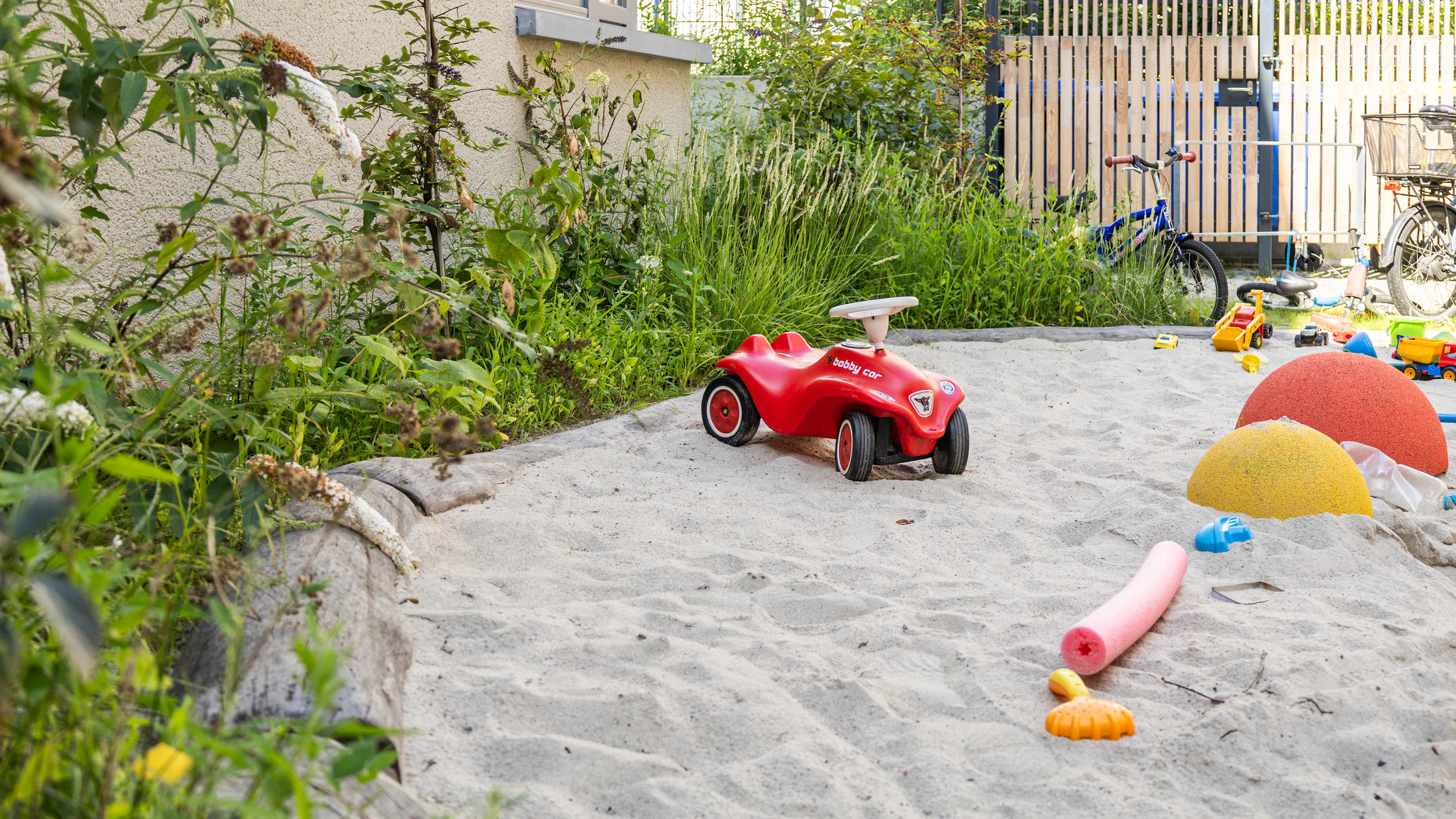Die Robinienstämme sind Sitzkante und Einfassung zugleich und fügen sich in das Bild der geschwungenen Wege gut ein.